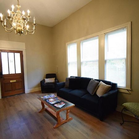 Cajun Hostel Downtown Лафайет Екстериор снимка